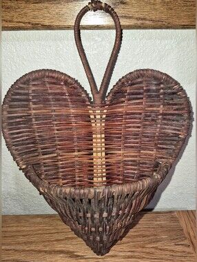 Unique Wicker Heart Shaped Hanging Wall Pocket Basket